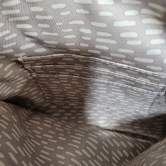 Sakroots Crossbody Adjustable Strap Pockets inside. - Picture 9 of 14